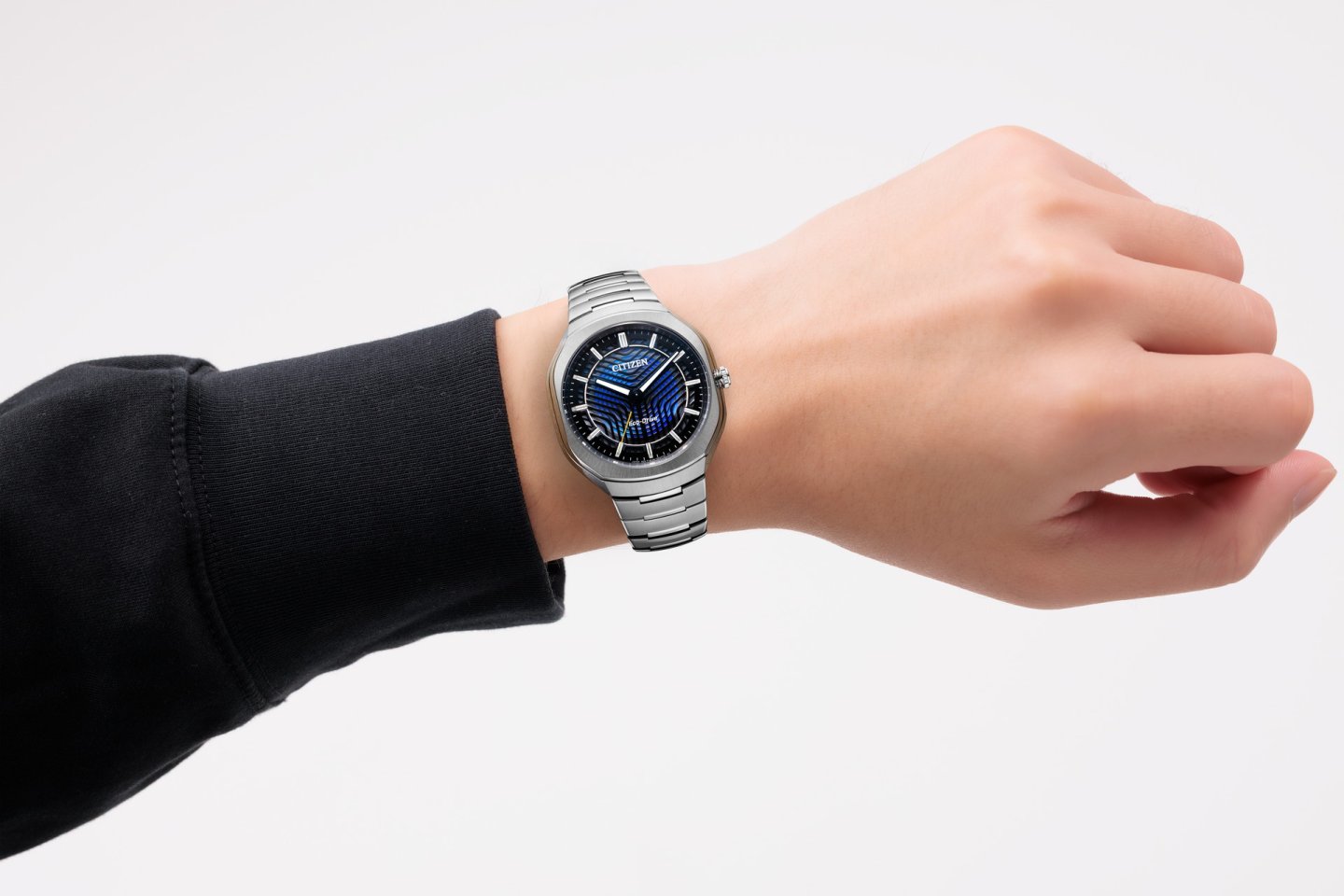 シチズンから エコ・ドライブ50周年記念限定モデル「Eco-Drive PHOTON」登場~ 立体的にスリットが重なり合う多層文字板の光発電腕時計