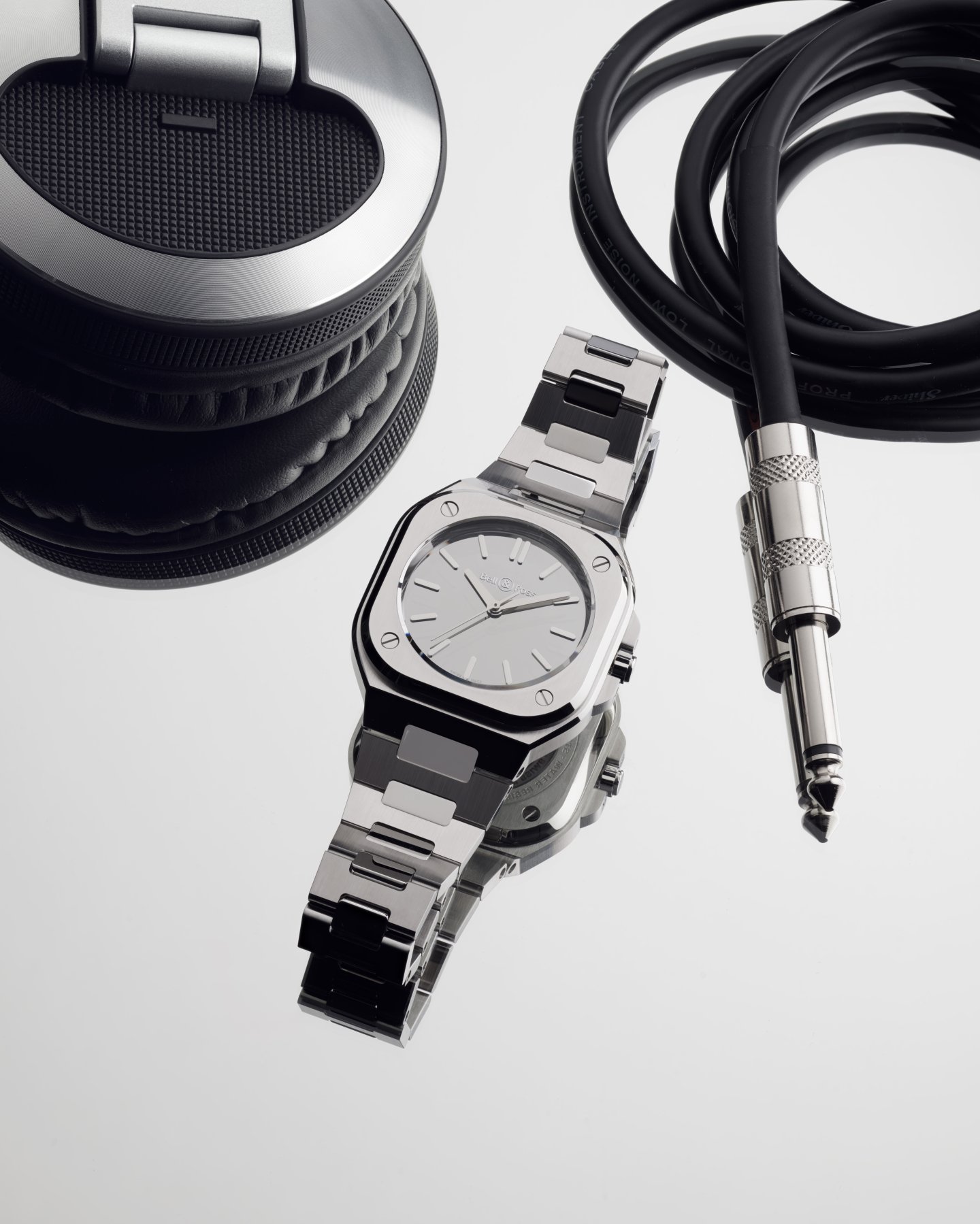 ベル&ロス「BR-05 グレー ミラー スティール」~純粋な機能性を超え、“光”の探求によるコンテンポラリーな美的次元を加味