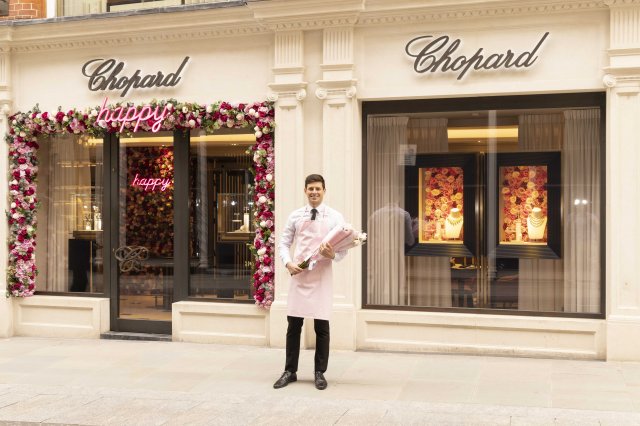 ショパールが 3月20日の国際幸福デーを祝福～世界各地のブティックをバラの花で飾り、「ハッピーダイヤモンド」ジュエリーの売上の一部を寄付