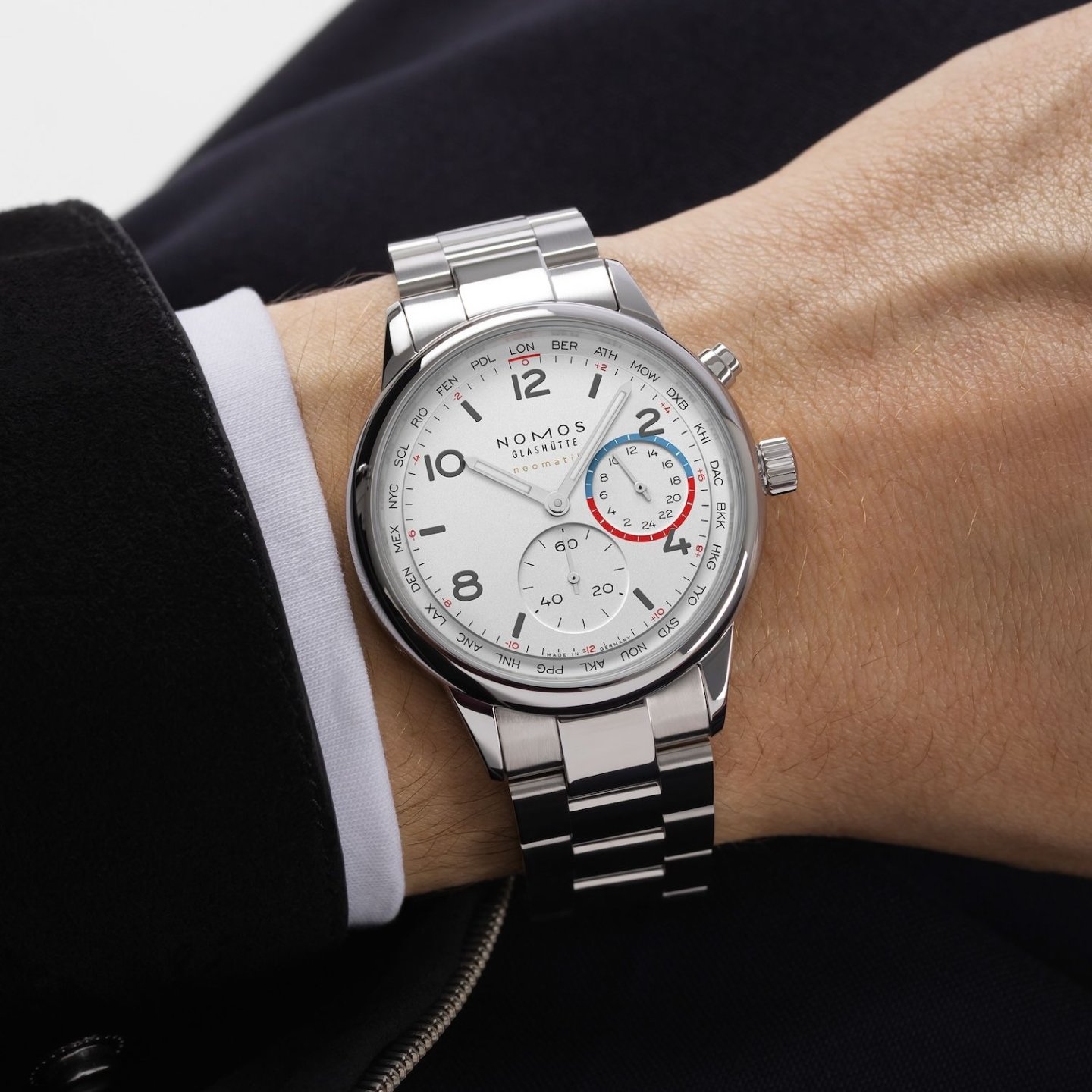 ノモス グラスヒュッテ の「クラブスポーツ ネオマティック ワールドタイマー」に新色 “ホワイト”が登場~NOMOSのシンプルな機能美を備えたバウハウスデザイン