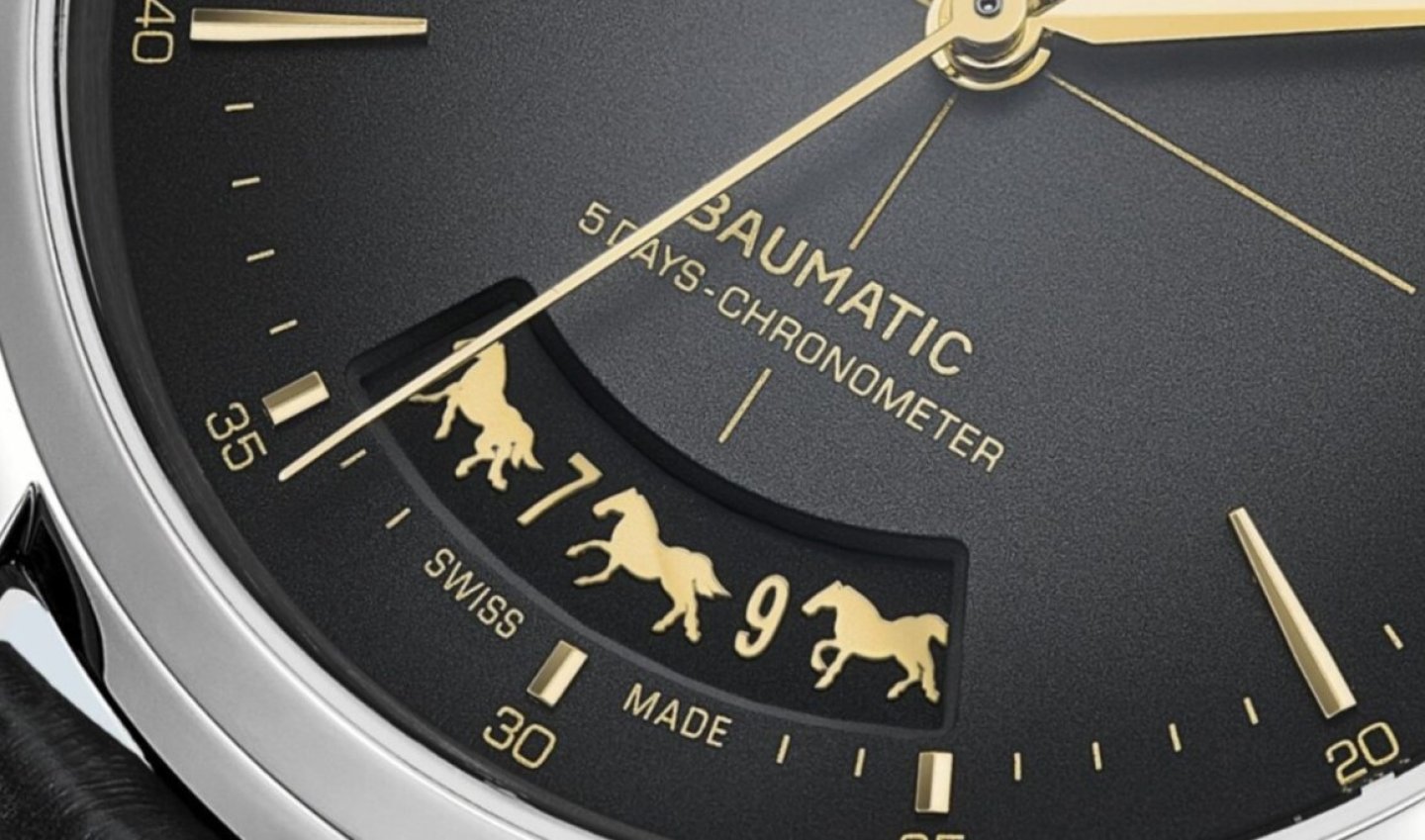 ボーム&メルシエのクリフトン コレクションからチャイニーズ ニューイヤーを祝う限定特別モデル発売~6時位置の扇形のラージデイト窓に偶数の日付を指す現れる馬が躍動