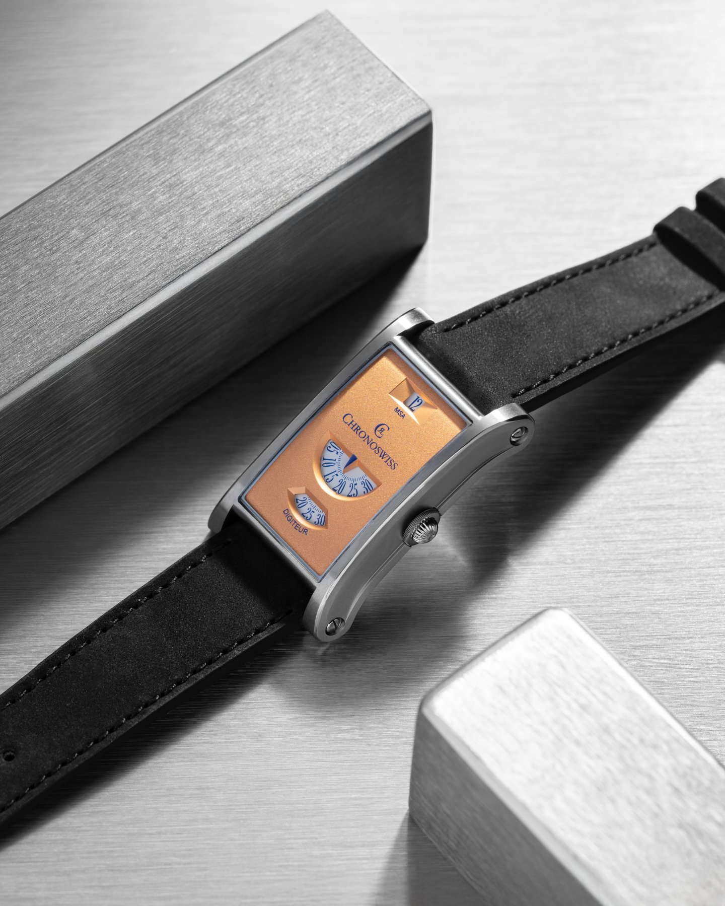 クロノスイスより針のない機械式時計「デジター」が「ネオ デジター」として復活~「ネオ デジター グラニット」と「ネオ デジター サンド」の2モデルで展開