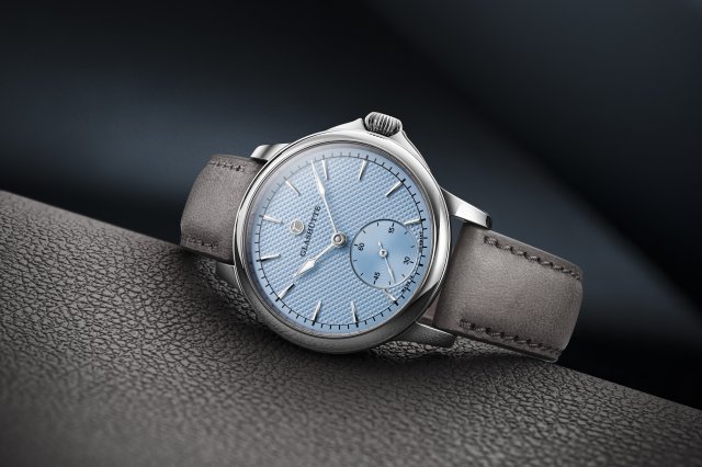 チュチマ・グラスヒュッテ、ライトブルーの文字盤とグレード5チタンケースの新たな「パトリア」を発表