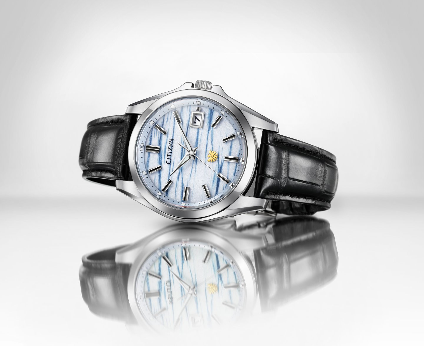 『The CITIZEN』から、藍染和紙⽂字板採用の ⾼精度年差 ±5秒エコ・ドライブ限定モデルが発売~霞をイメージした繊細な絞り模様ダイヤル