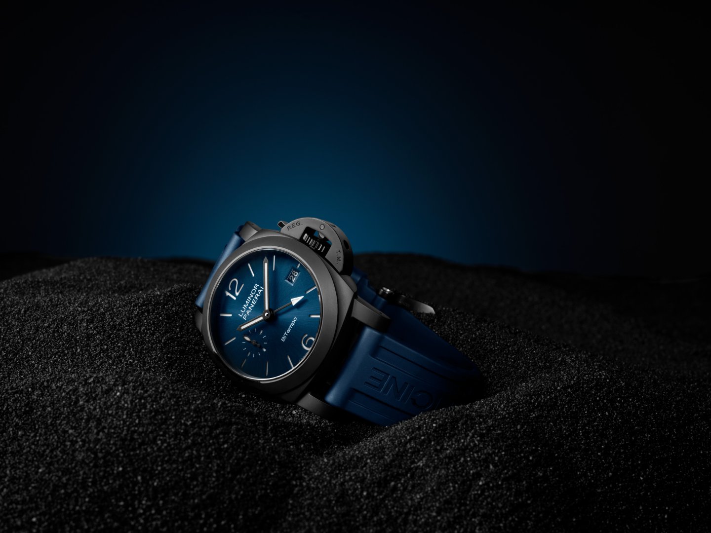 パネライより「ルミノール GMTチェラミカ」がオンラインブティック限定で発売~パネライの海のスピリットとモダンなセラミックが融合するオンラインブティック限定モデル