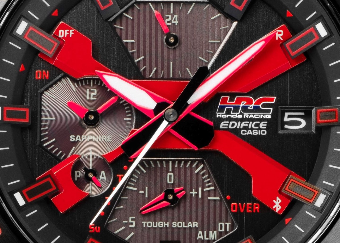カシオが 通称"赤バッジ”の塗料をそのまま文字板に採用した“EDIFICE”を発表～「Honda Racing」とのコラボレーションウオッチ