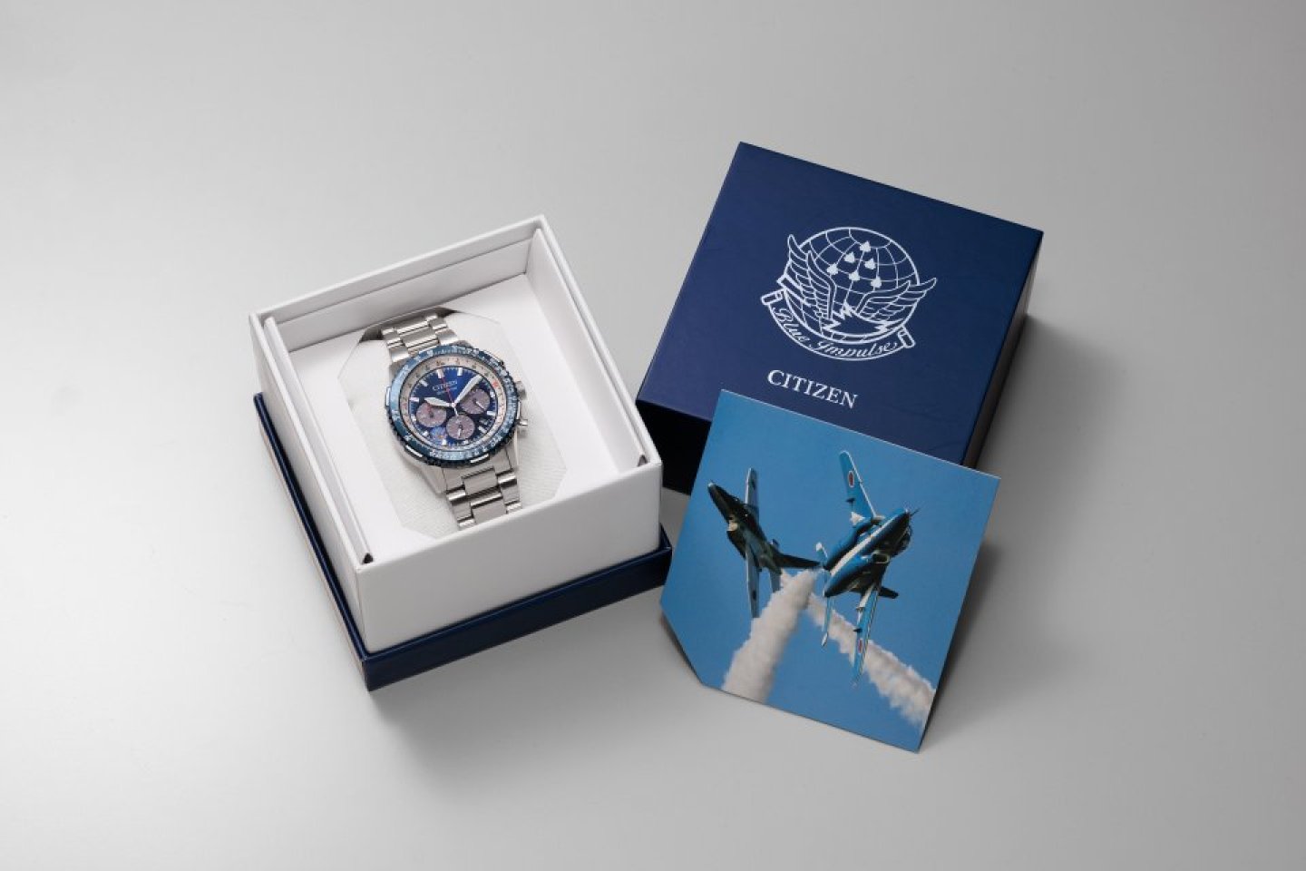 『シチズン プロマスター』より 航空自衛隊アクロバット飛行チーム「ブルーインパルス」限定モデル第6弾～2025年11月1日発売
