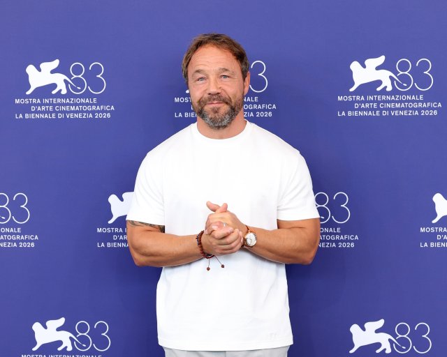 ルイ·ヴィトンを着用し、スティーヴン·グレアムが、第83回ヴェネツィア国際映画祭の「Bunker(原題)」上映会とフォトコールに登壇