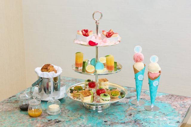 ティファニー、ブルー ボックス カフェがオープン1周年を祝す夏のアフタヌーンティーを開催中～同カフェが「2026 Patisserie Opening of the Year」賞を受賞