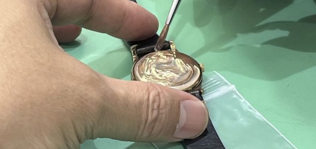 金属アレルギーでも腕時計を快適に使える？その“ひと工夫”とは