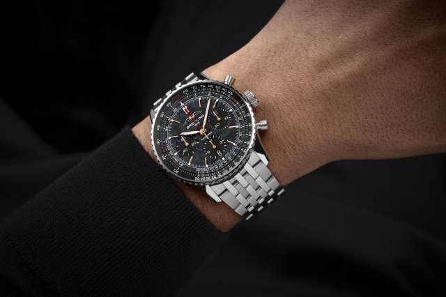 ブライトリングからオールブラックの日本限定ナビタイマーが登場～ブラック マザーオブパールダイヤルを採用したジャパン・エディション