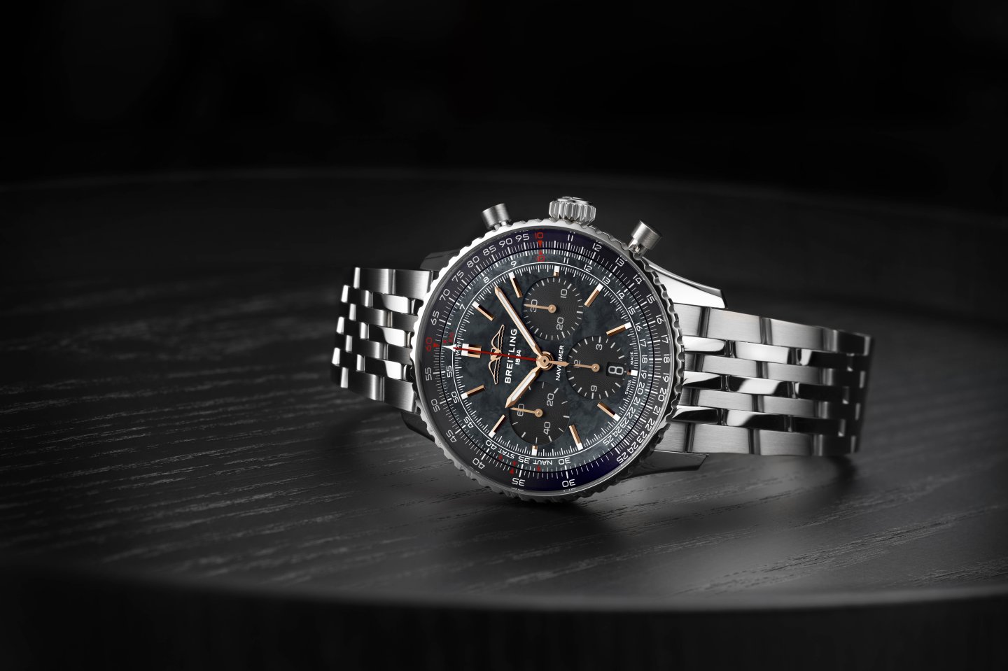 ブライトリングからオールブラックの日本限定ナビタイマーが登場～ブラック マザーオブパールダイヤルを採用したジャパン・エディション