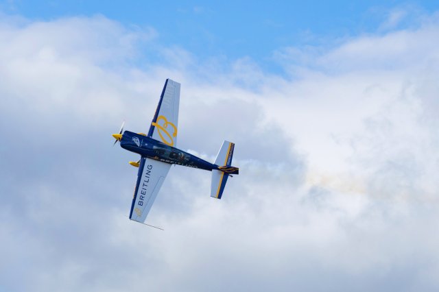 ブライトリングが《CHALLENGE FLIGHT 2025》を開催～室屋義秀氏による究極のアクロバット飛行を抽選で体験、参加者募集中