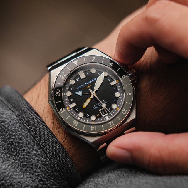 「SPINNAKER」より300M防水の機械式GMTダイバーズウォッチ「DUMAS GMT AUTOMATIC」に新色「ハーバーグレー」が登場