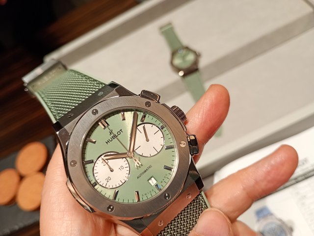ウブロ、セージグリーンの 新作「クラッシック・フュージョン」33mm、42mm、45mmの3サイズを展開