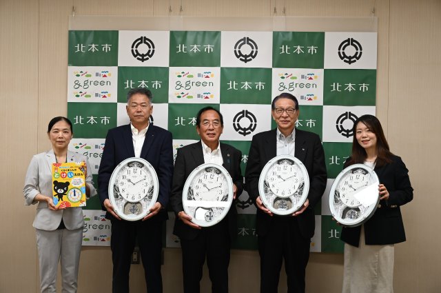 リズム時計、26年続く時計寄贈活動が累計1,000施設を突破～本年度は北本市・会津若松市の41施設に