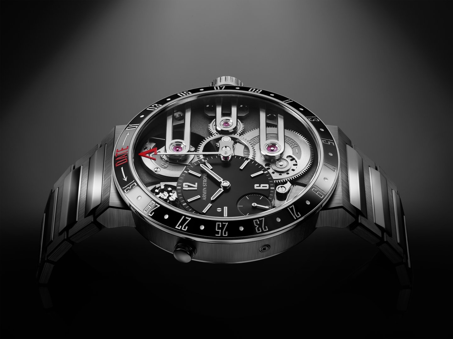 アーミン・シュトロームの 日付をベゼルに表示した世界初の時計「オービット」がマニュファクチュール・エディションで再び市場へ