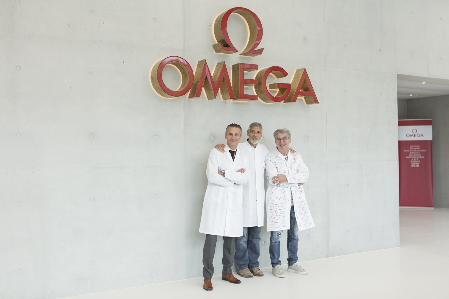 ジョージ・クルーニーが、オメガの新工房を訪問～スイス、ビエンヌにある最新の施設をハリウッドスターが見学