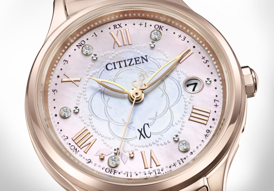 シチズン クロスシー』満開のカメリアを白蝶貝文字板に表現した限定