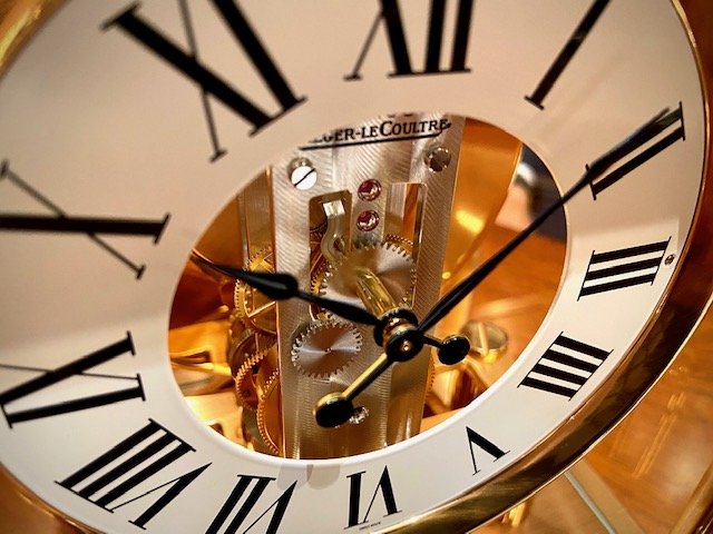 半永久的に時を刻み続ける置き時計『アトモス』