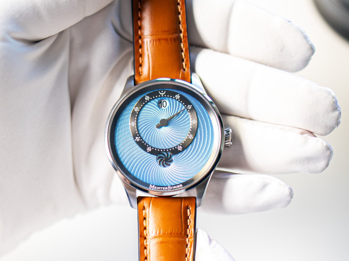 マイスタージンガー、創業25周年を迎え特別なコレクターズピース「Edition Panthero Jumping Hour Guilloché」を発表