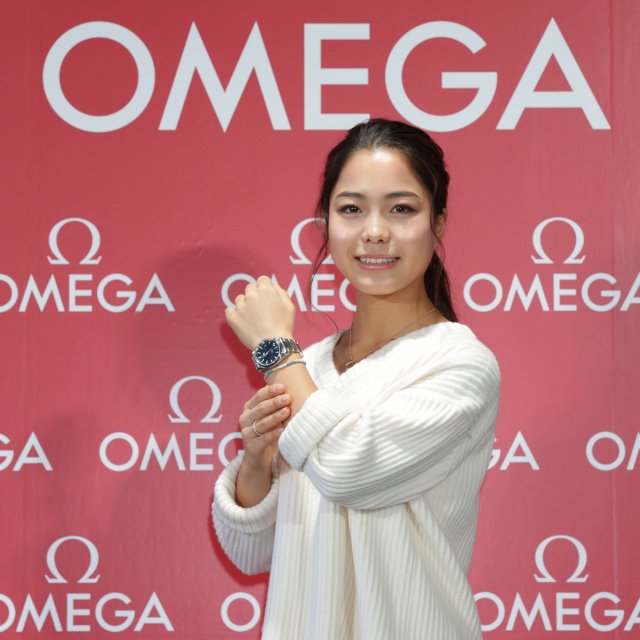 平昌オリンピック オフィシャルタイムキーパーのオメガ、応援の意をこめて 髙梨沙羅選手に平昌モデルの時計を贈呈