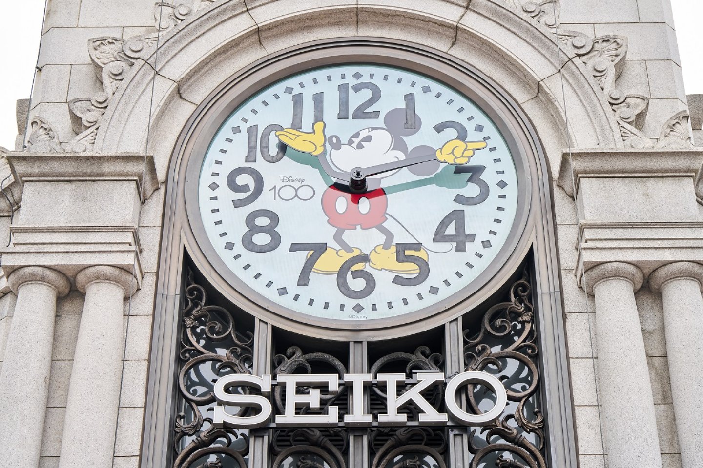 SEIKO HOUSE GINZAのショーウインドウにミッキーマウスをデザインした大時計を10月5日からディスプレイ～ミッキーマウスがテーマの時計塔はパープルにライトアップ