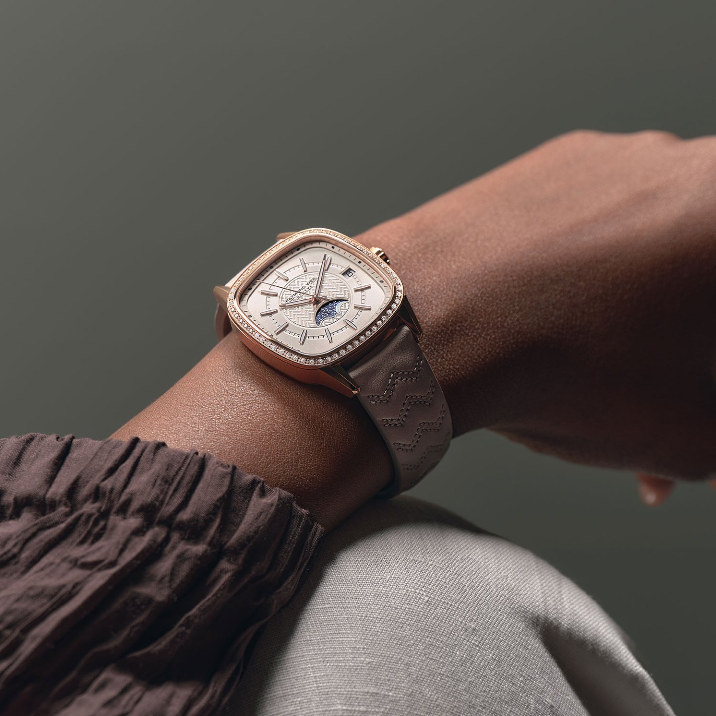 レイモンド ウェイルが「フリーランサー クッション」の新作3型を発売～月面のリアルな陰影を再現した ムーンフェイズも登場