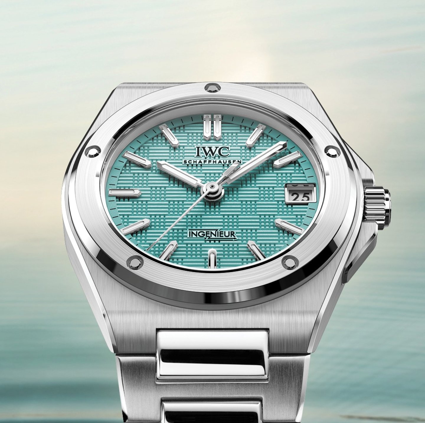 IWCシャフハウゼンが「インヂュニア・オートマティック 35」に鮮やかなプール・カラー文字盤モデルを追加