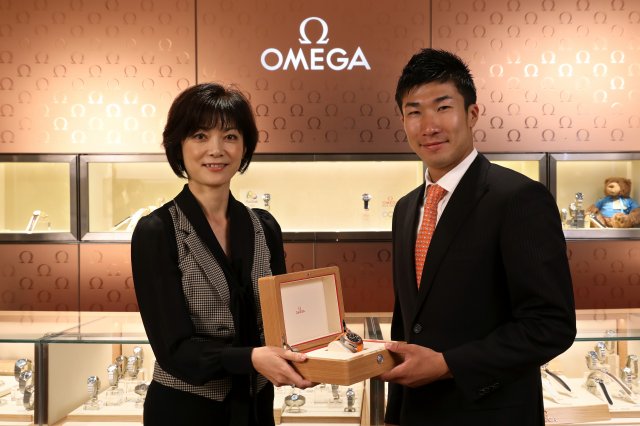 オリンピック オフィシャルタイムキーパーのオメガ  日本人初の9秒台をマークした桐生祥秀選手を祝福