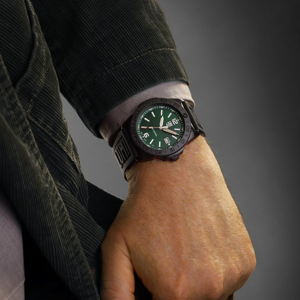 ルミノックスのPACIFIC DIVER シリーズに新たなブラックスタイルの新作