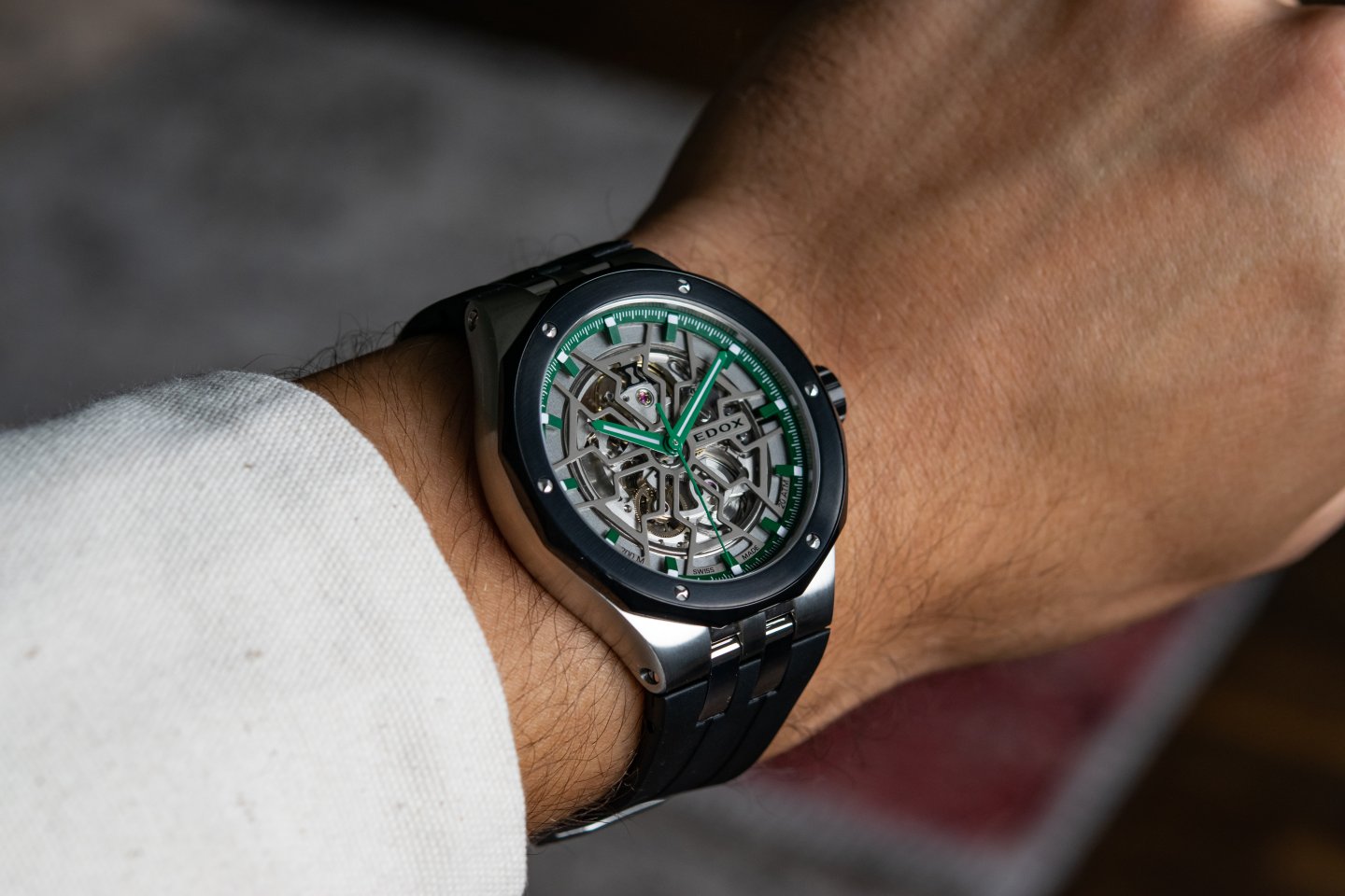 エドックスの 「デルフィン メカノ オートマティック」 にグリーンをアクセントカラーとした新デザインが登場～アワーグラスをモチーフにしたカットワークで魅せる時計