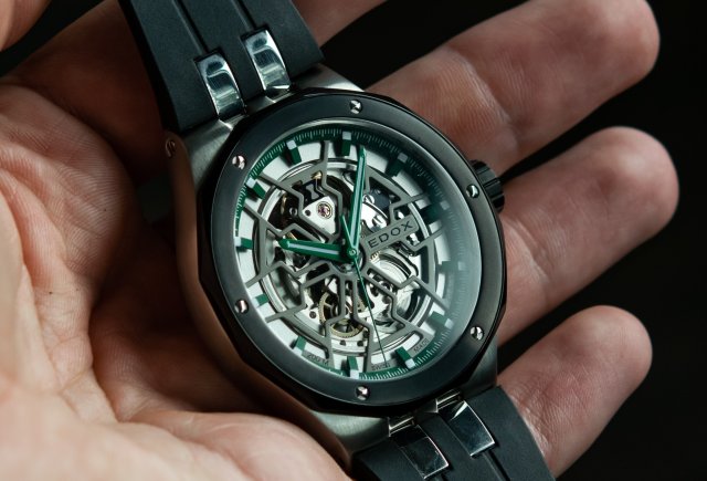 エドックスの 「デルフィン メカノ オートマティック」 にグリーンをアクセントカラーとした新デザインが登場～アワーグラスをモチーフにしたカットワークで魅せる時計