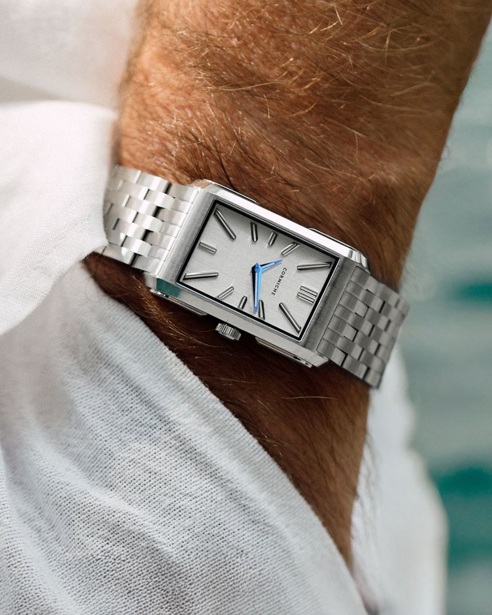 コーニッシュがブランド初となるレクタングルケース「Visionnaire