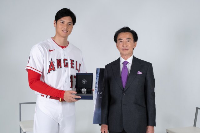セイコーが 大谷翔平選手にグランドセイコーを贈呈～MVP受賞を祝して