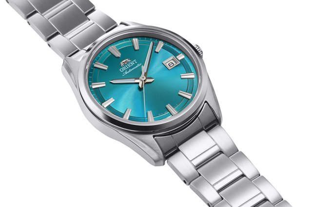 「オリエント ストレット」にポップ＆メタリックをテーマにした5種類の鮮やかなカラーの限定新作と、そのすべての色をひとつのダイヤルに採用した「オリエントストレット サンアンドムーン」限定が登場