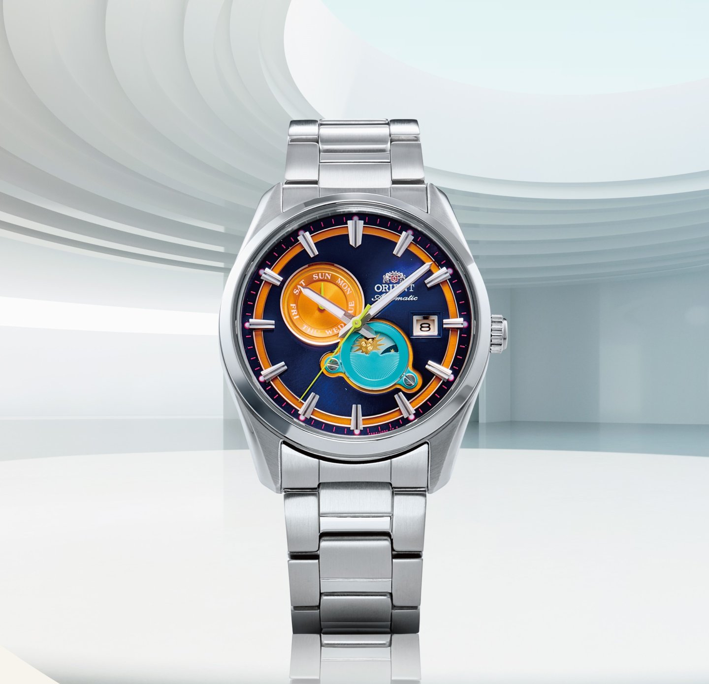 「オリエント ストレット」にポップ＆メタリックをテーマにした5種類の鮮やかなカラーの限定新作と、そのすべての色をひとつのダイヤルに採用した「オリエントストレット サンアンドムーン」限定が登場