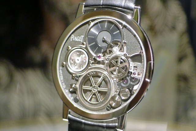 ピアジェ： 厚さ2mmのムーブメント 9P 以来60年余、ついに薄さ２ｍｍの腕時計を発表！