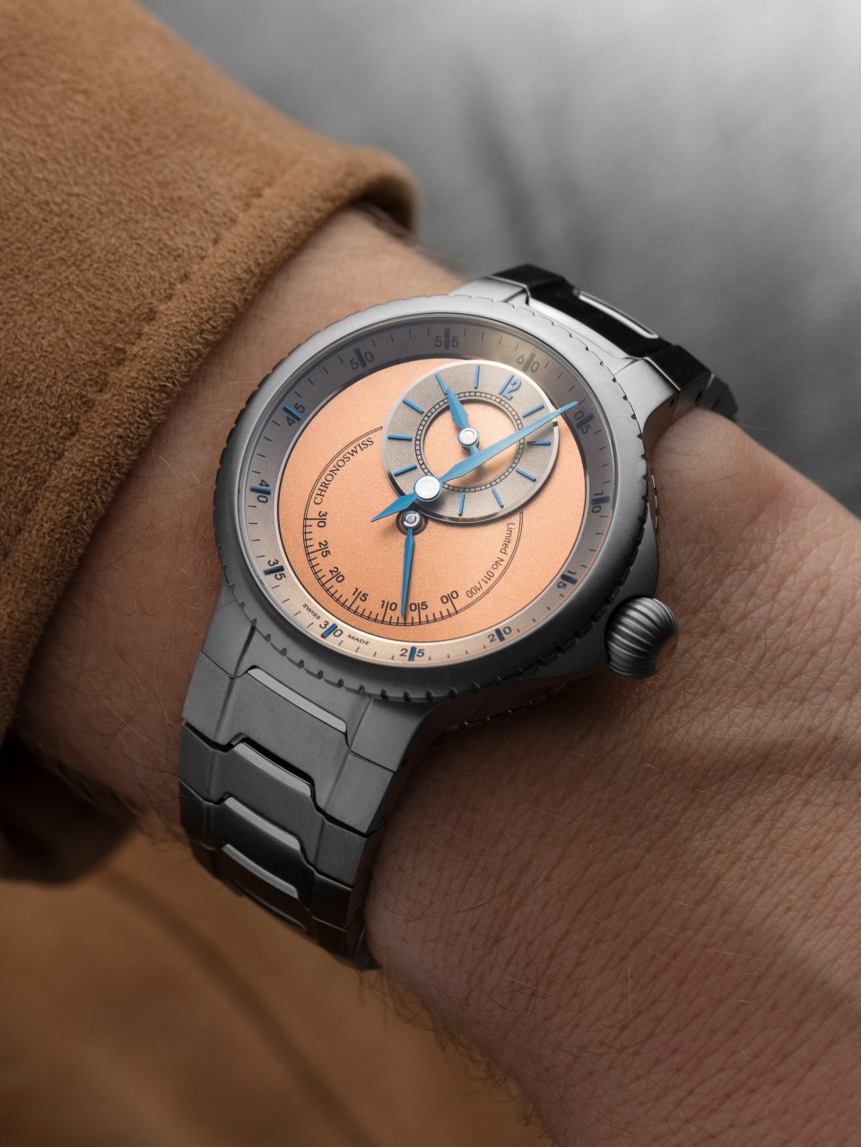 クロノスイスからブレスレット一体型のフルチタンケースの新作『パルス