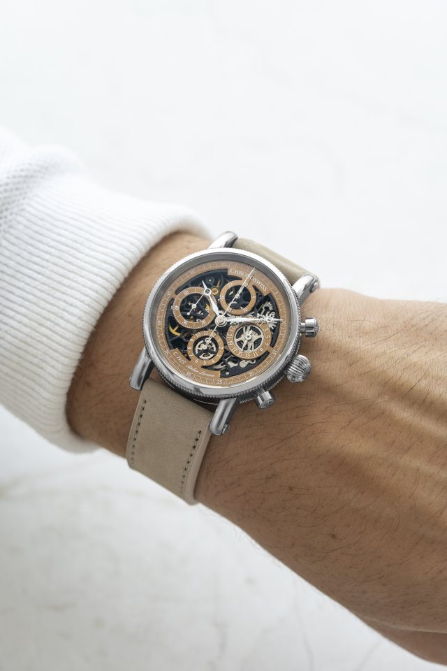 クロノスイスより 世界初の自動巻きスケルトン・クロノグラフ「オーパス」の誕生30周年を称える 新作「オーパス ダカール」が登場