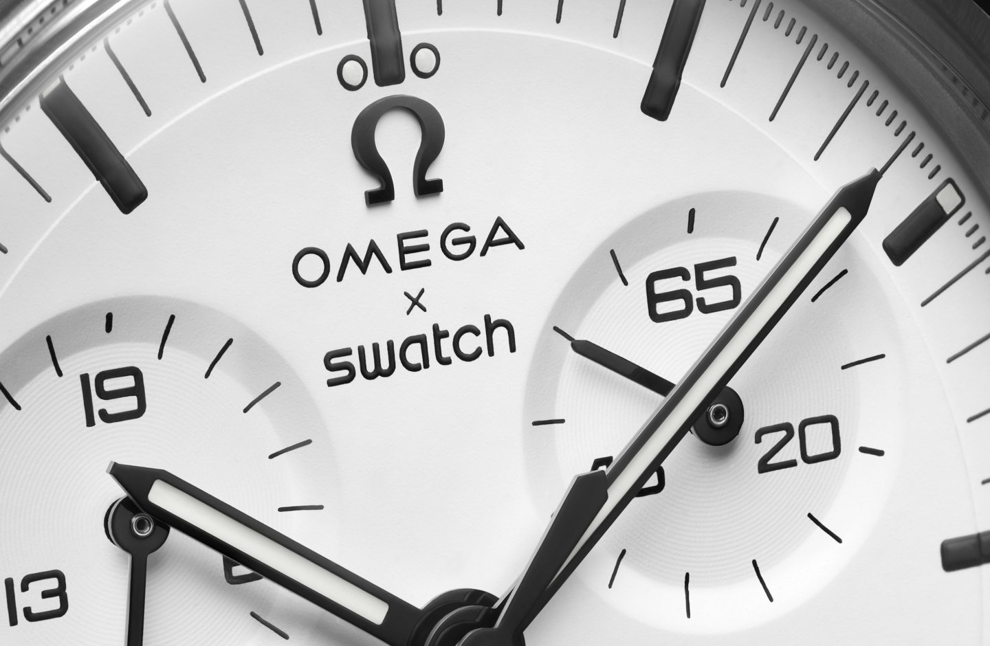 OMEGA X Swatch 新作は 宇宙の歴史を刻んだOMEGA Speedmasterへのオマージュ ～「MOONSWATCH 1965」が3月1日発売