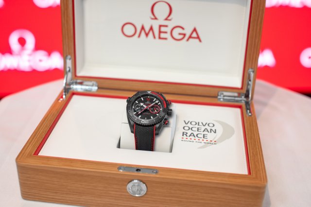 オメガよりボルボ・オーシャンレースの勝者に優勝時計贈呈