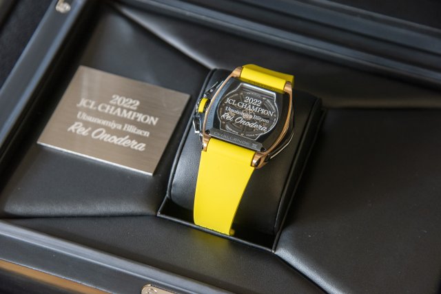 クストスのチャンピオンウォッチ「チャレンジ クロノⅢ-S」がJCL 2022シーズン個人総合優勝に輝いた小野寺 玲選手(宇都宮ブリッツェン)に贈呈～330万円相当の"2022Yellow Jersey Champion Watch"