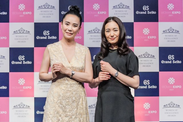 Grand Seikoが協賛する 第7回「Women of Excellence Awards」受賞者 仲間由紀恵さんと河瀨直美さんに副賞のグランドセイコーを贈呈