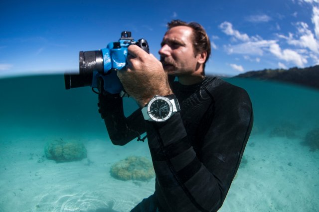 ユリス・ナルダン、「ダイバー グレートホワイト」を着用する波の写真家 ベン・トゥアールとパートナーシップ契約～ 見る人を魅了し波の中に誘う写真