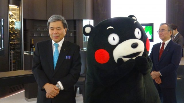 リシャール・ミル ブティック銀座に熊本県知事と くまモンが来店、寄付金への感謝状を贈呈