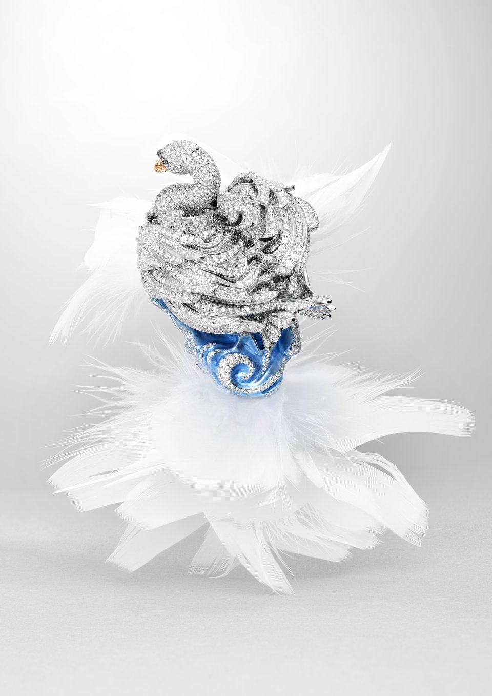 ショパールの白鳥をダイヤモンドで型どったシークレットウォッチ