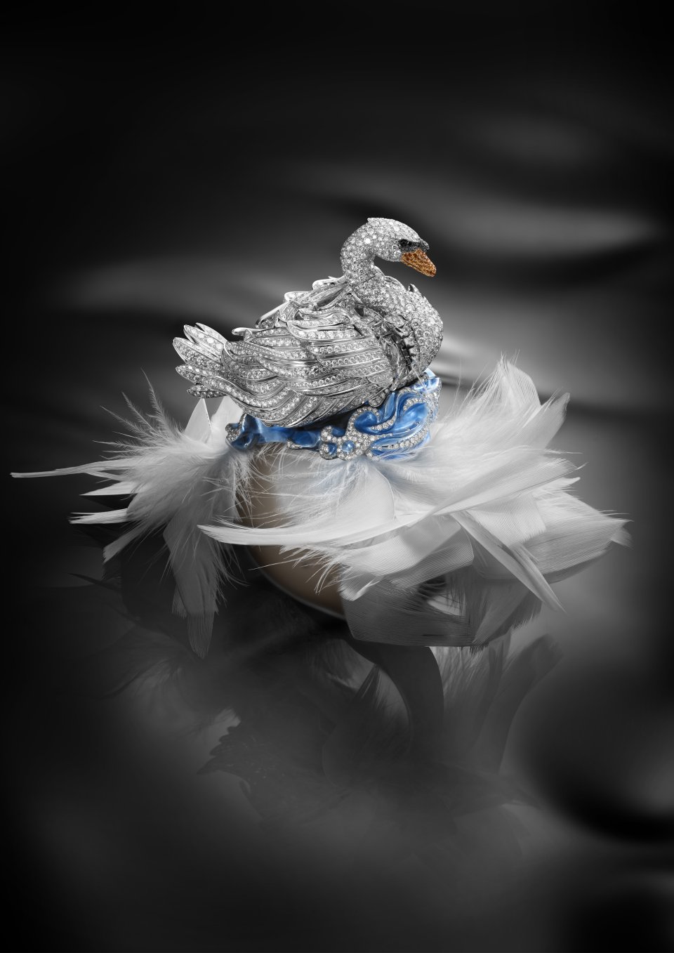 ショパールの白鳥をダイヤモンドで型どったシークレットウォッチ