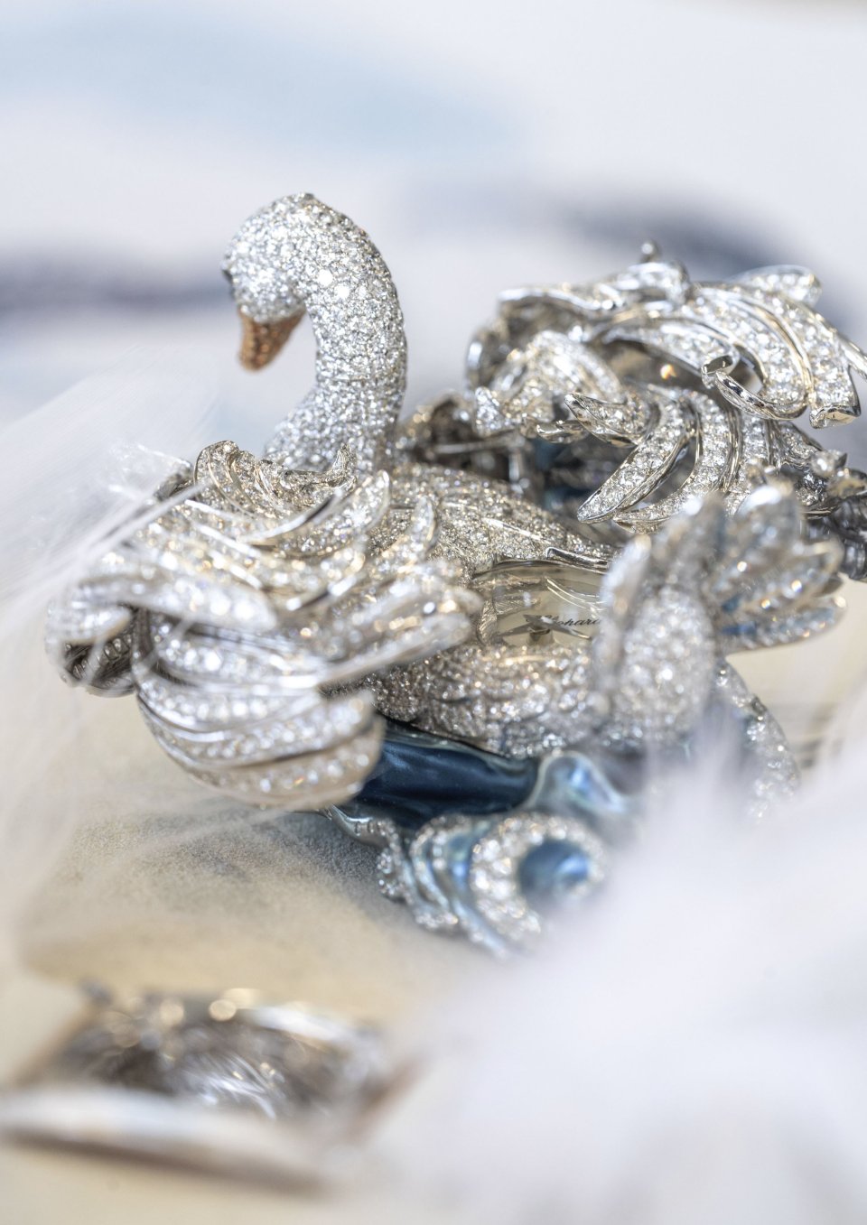 ショパールの白鳥をダイヤモンドで型どったシークレットウォッチ