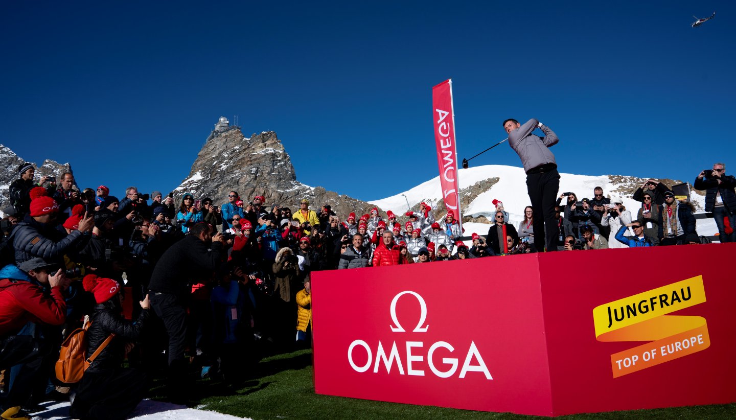 オメガ アンバサダーにしてゴルフ界のレジェンド、ローリー・マキロイ、ヨーロッパ最高峰で若手ゴルフ選手と勝負